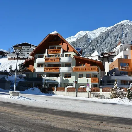 Garni Alpenhof Hotel 4*